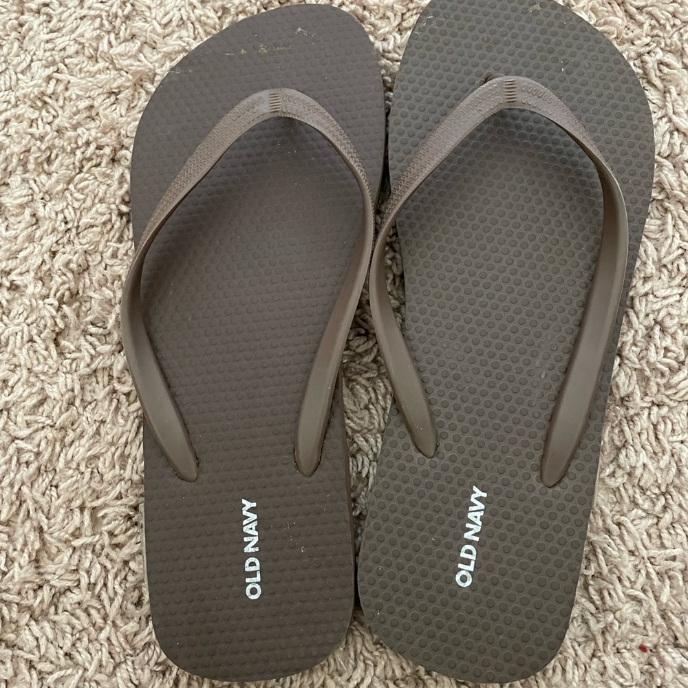 Brown flip flops💗